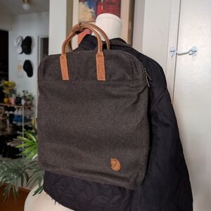 🍒 𝑷𝑹𝑰𝑪𝑬 ↓ Fjallraven Dark Gray Backpack with Brown Handles